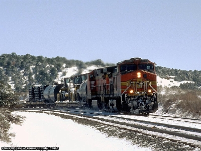 BNSF 5318 at Cosnino, AZ on 25 March 2005.jpg